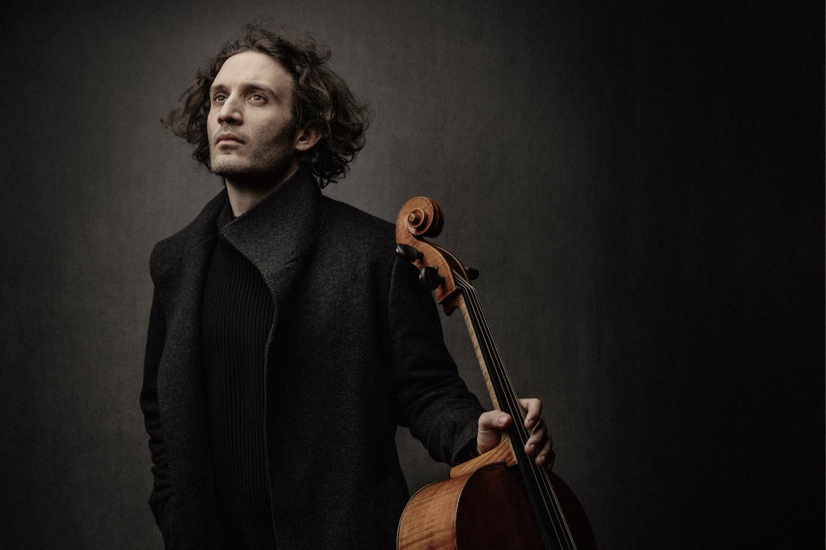 Cellist #NicolasAltstaedt takes part in the broadcast of #Lutosławski's Cello Concerto and #Dvořák's Symphony No.9 (New World) with Krzysztof Urbański and @onlille. #cello #broadcast #concert #classicalmusic 🎵 Watch it online here at 7.00 pm UK time: ow.ly/Gwzw50RuFUf