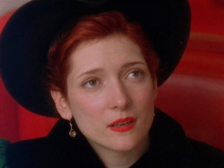 Actress Glenne Headly was responsible for choosing Tess Trueheart's red hair color in the film, even though it was blonde in the #DickTracy comics. Warren Beatty liked the idea, so she tried on a wig during costuming to see how it would look and it became the perfect choice.