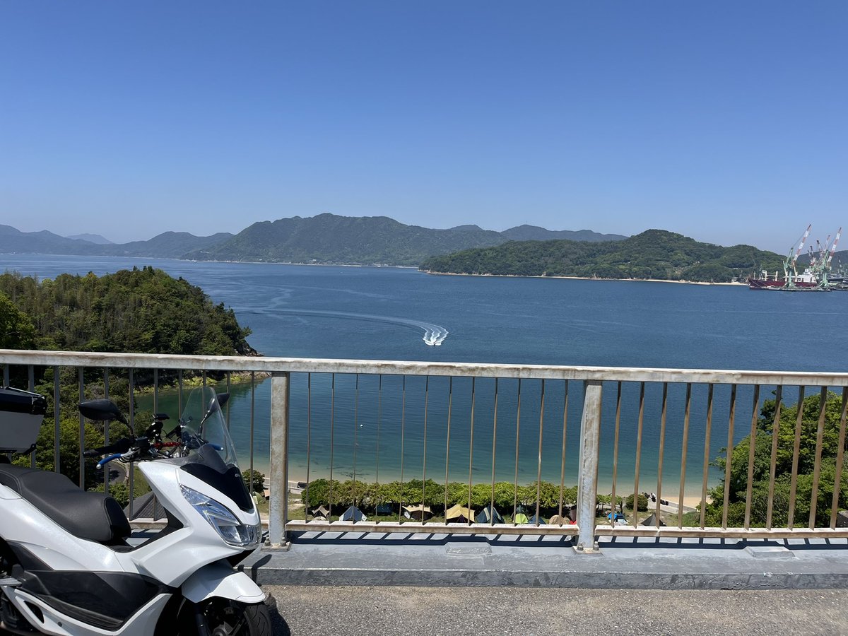 kabutoraDAEG's tweet photo. PCXで3泊4日群馬→しまなみ海道1800kmツーリングした感想

・GWでも軽井沢は気温5℃(AM2:00)
・PCXは振動も少なく上り以外でストレス無く快適
・もちろんパワーは無い

低予算で観光メインの下道ツーリングならとても良いですが、走るのメインなら移動中はつまらないかも。 https://t.co/ECRd0GTVmg