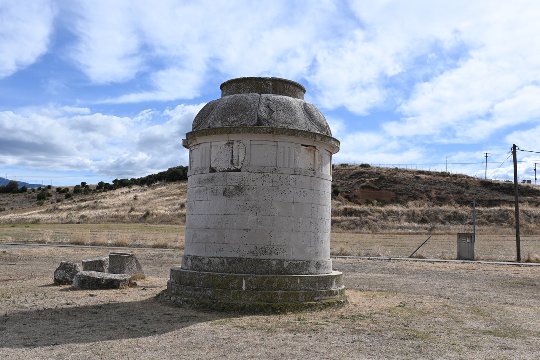 The Battle of Leuctra was fought in 371BC in which the Boeotians, led by the Thebans, were victorious over the Spartans. A trophy was set up on the battlefield by the Thebans. The base of the trophy still survives (pictured). 📷Graeme O'May #ClassicsTwitter #Thebes #ancientGreece