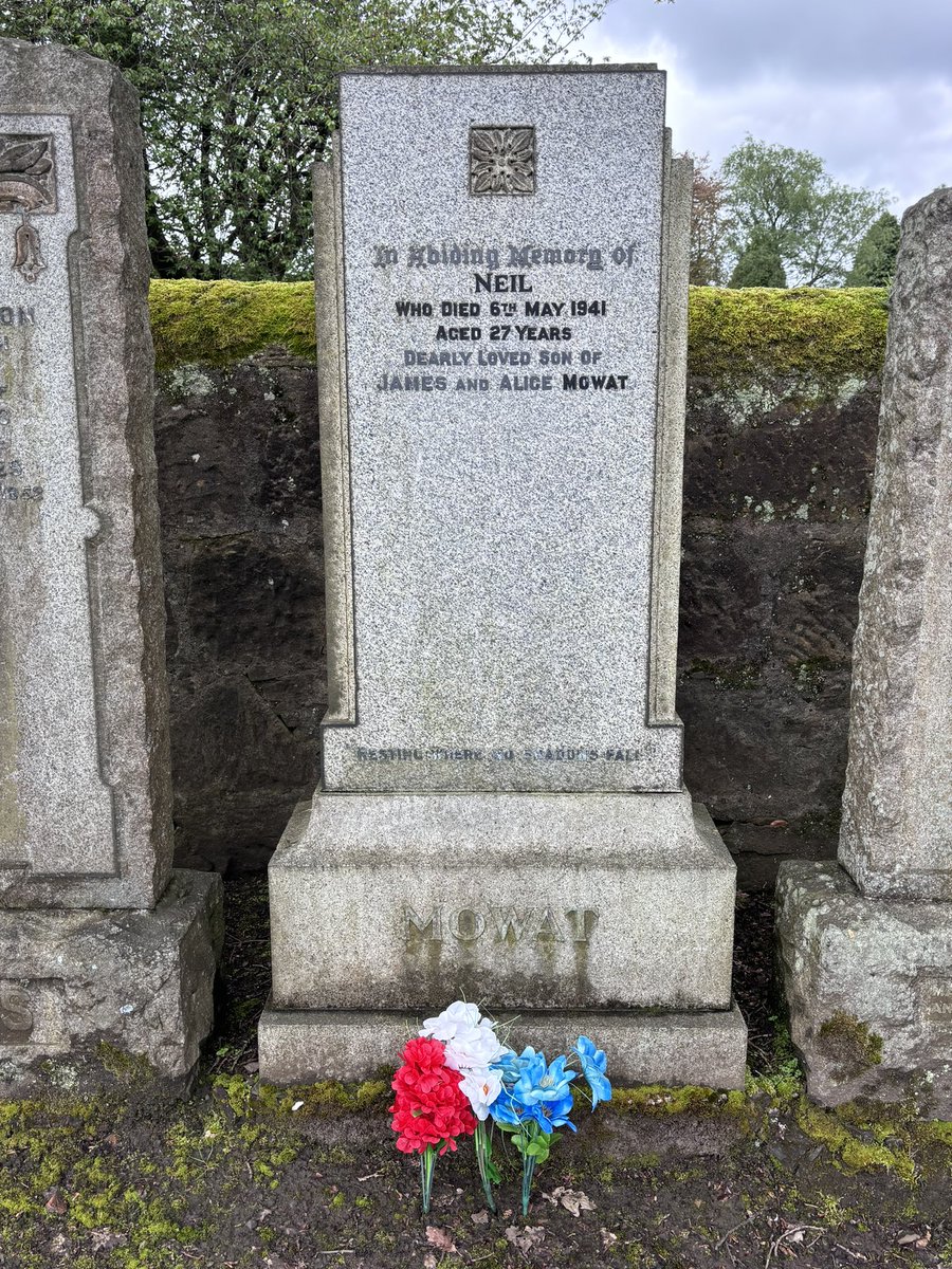 Volunteer Neil Mowat, age 27, of the 4th Renfrewshire Bn. Home Guard, died on active service on this day, 6th May, in 1941.

@KeyserSosse & myself laid flowers & paid respects at Neil’s final resting place in Arkleston cemetery. 

Thank you for your service ❤️

Lest we forget 🇬🇧