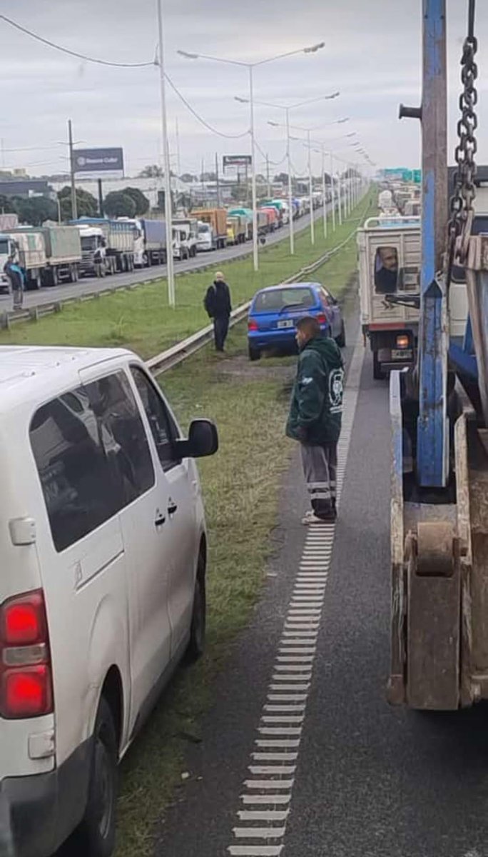 La mafia sindical está parando Argentina con la excusa de las asambleas y no dejan circular. 
📍Esto es en Rosario, Santa Fe.

La Ley 24.193 de Seguridad en el Transporte establece que 'el corte o interrupción de la circulación en rutas nacionales, provinciales o caminos…