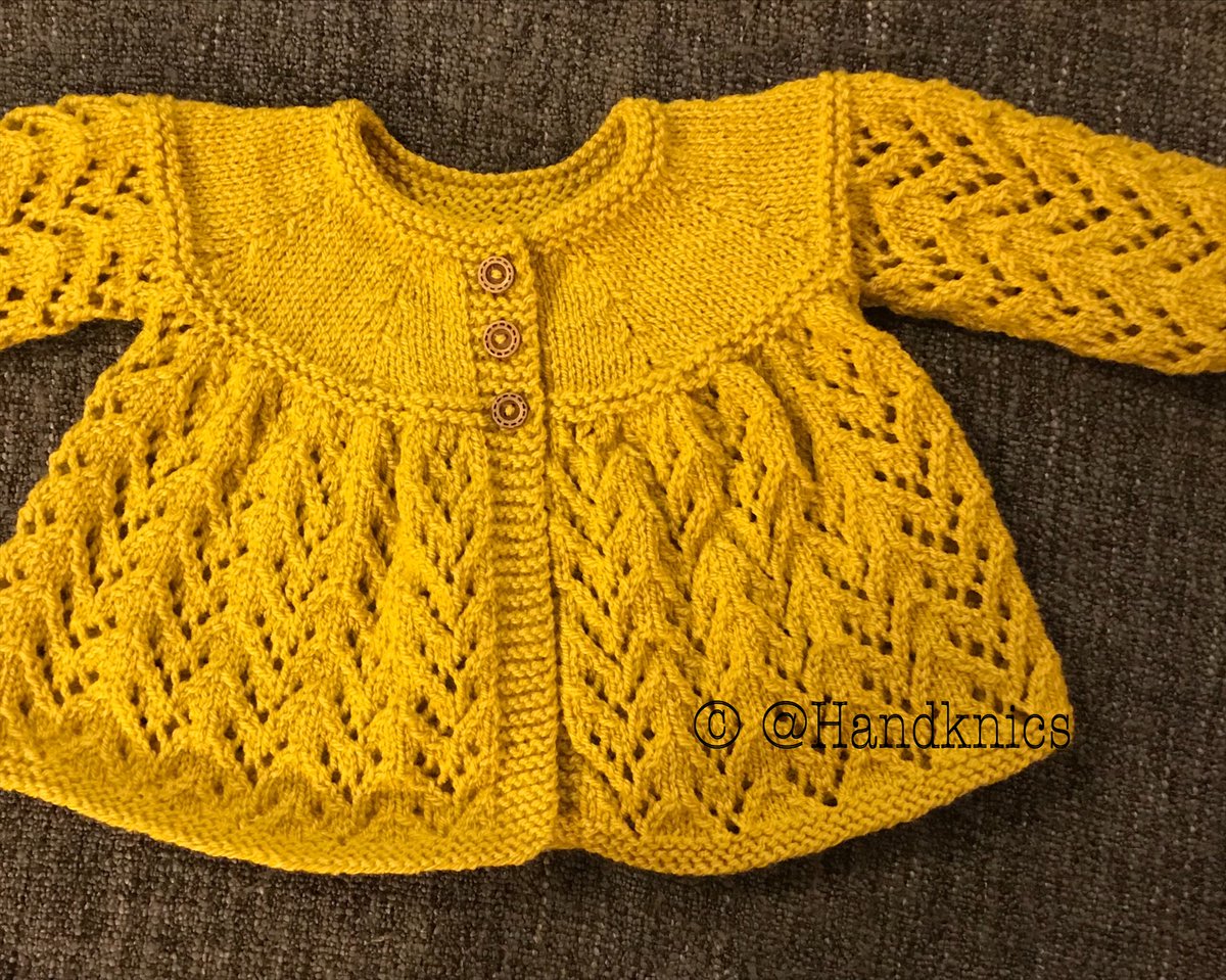 #MHHSBD

𝐕𝐢𝐧𝐭𝐚𝐠𝐞 𝐠𝐥𝐚𝐦𝐨𝐮𝐫!

This cardigan looks great in any colour. Perfect gift for a newborn or a toddler. Can be made in other colours, just get in touch for details.
Link in bio.
#CraftBizParty