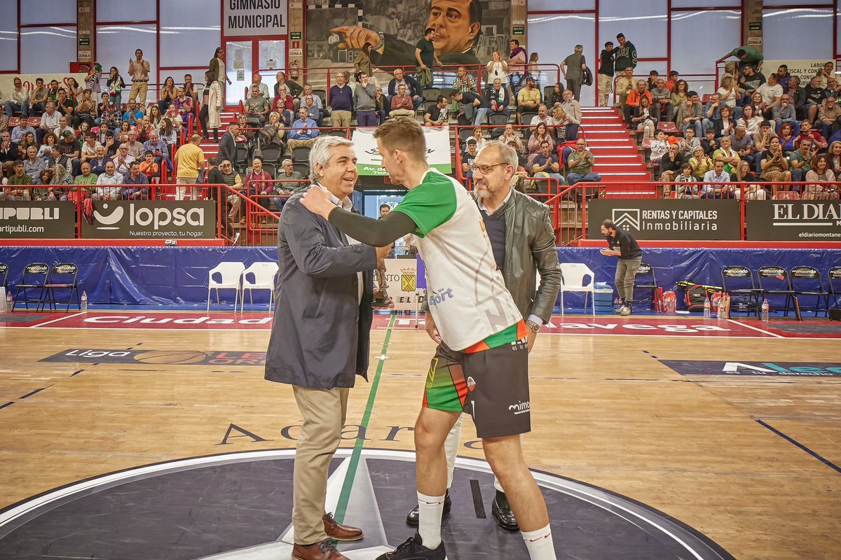 GrupoAlegaCant's tweet photo. 🏅Mirza Bulic, que recibió el premio de la tertulia de @VeteranosTorre como el jugador más valorado de la temporada, estará hoy en el programa 🎙️ https://t.co/4aHNQUT7ea