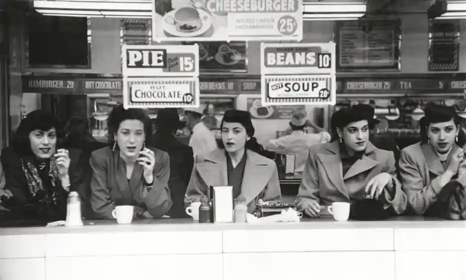 'Es imposible tener un corazón para el odio y otro para el amor. El ser humano tiene un solo corazón, y yo siempre pensaba en cómo salvar el mío'. 'La guerra no tiene rostro femenino', Svetlana Alexievich 📷Robert Frank