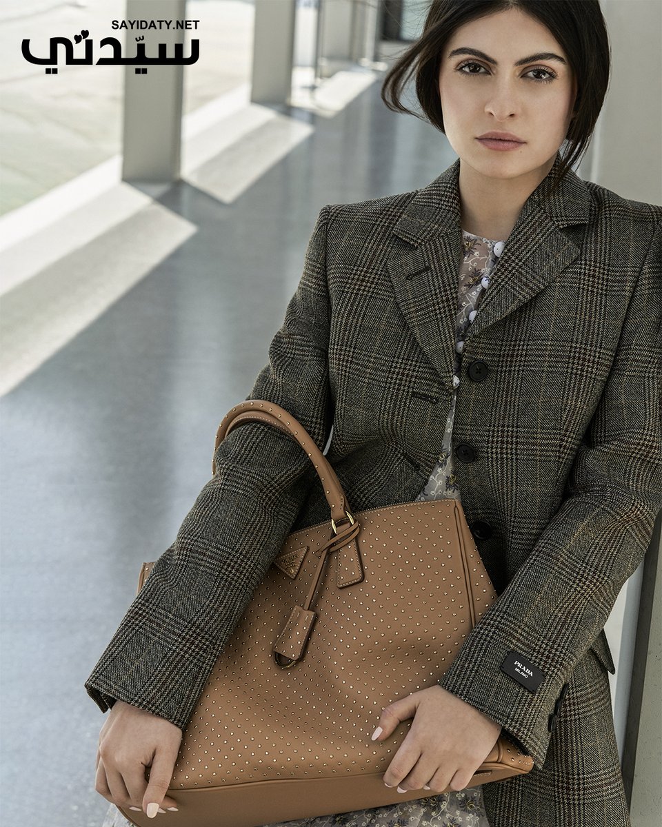 "أعجبني فيها حبّها للحياة، وحماسها، وشغفها بها، وما تحمله من أحلام وطموحاتٍ، لكنها لا تعرفُ كيف تحقِّقها، كما أحببتُ تناقضاتها، مثلنا جميعاً".. 

ضيفة غلاف عدد مايو لمجلة #سيدتي الممثلة #تارا_عبود تتحدث عن شخصية «سارة»، التي جسدتها في "#مدرسة_الروابي_للبنات" وأوجه الشبه بين سارة