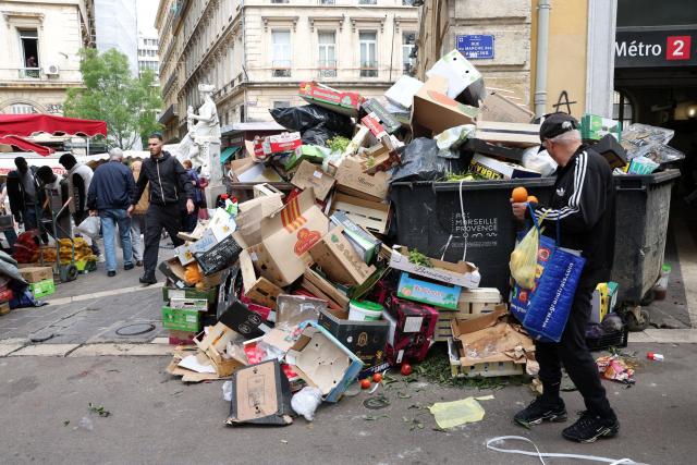 La grève des éboueurs se poursuit à Marseille, alors que la flamme olympique arrive ow.ly/eTmi50RxgU4