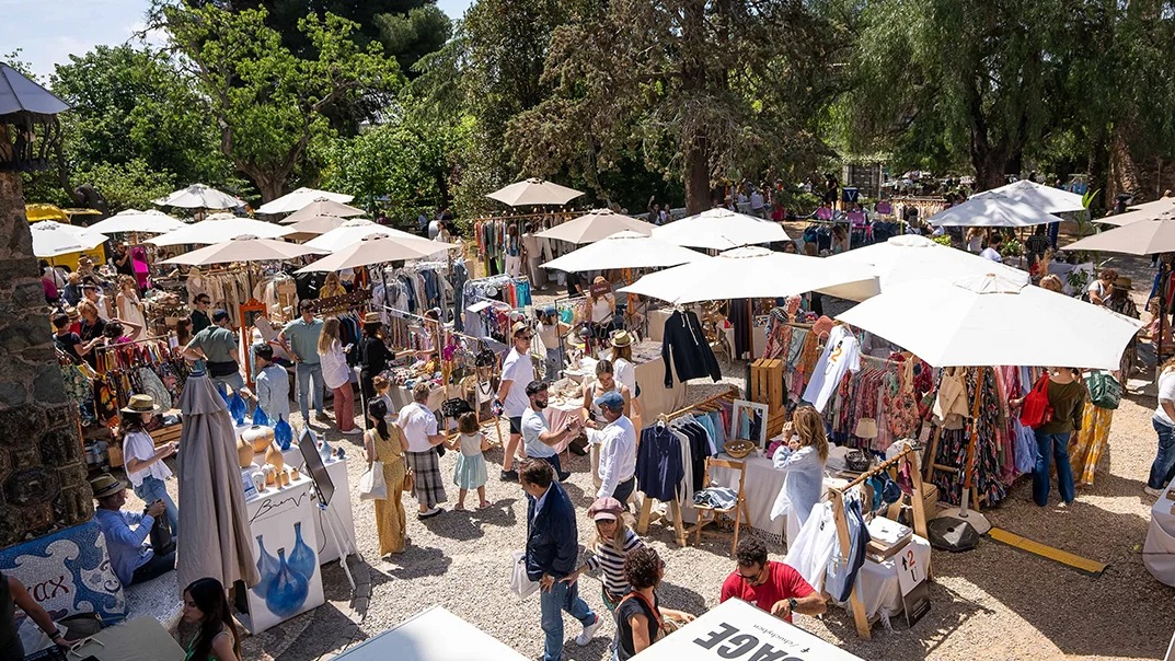 The gardens of the Torre Bellesguard are the setting for an amazing, London-style pop up market. 🏙️ You can visit @BcnEnLasAlturas from May 10th to 12th. It’s the perfect plan for a weekend with family or friends, surrounded by Gaudí’s art. 🎀 @bellesguard bit.ly/4b7J3fA