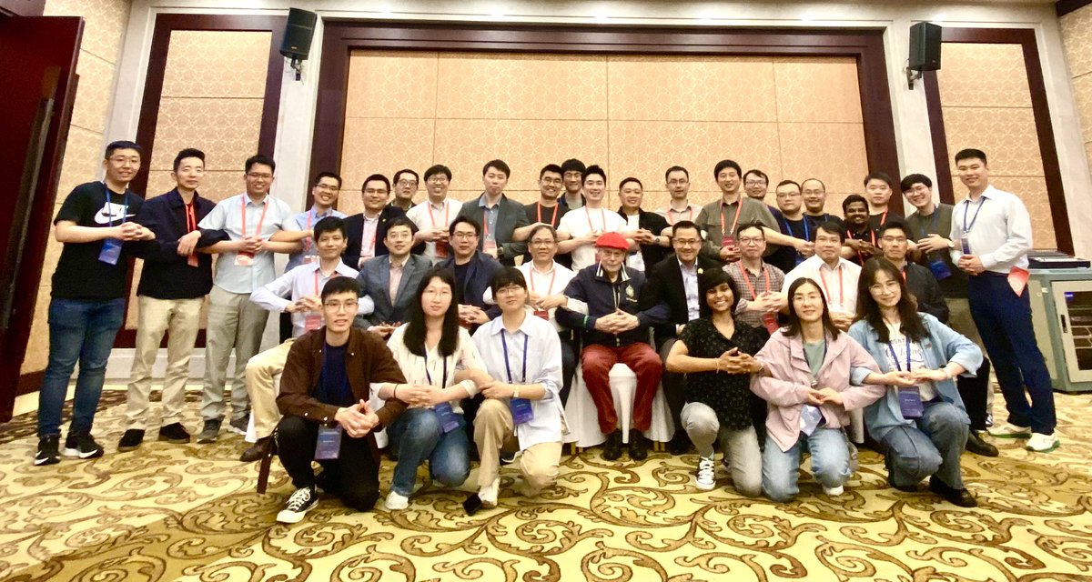 Our group reunion at the International Symposium on Macrocyclic and Supramolecular Chemistry (@ismsc2024 @TeamISMSC) was hosted this evening by @imchuckng. Group members past and present join with me in registering a big thank you to Chuck Ng.