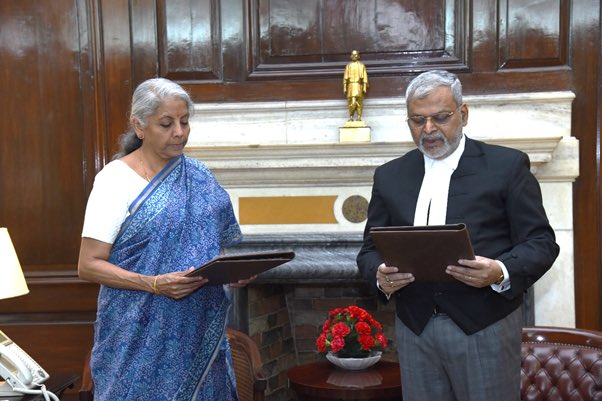 Union Finance Minister Smt. Nirmala Sitharaman administers Oath of Office to Justice (Retd.) Sanjaya Kumar Mishra as the first President of GST Appellate Tribunal in New Delhi @nsitharamanoffc More details: pib.gov.in/PressReleasePa…