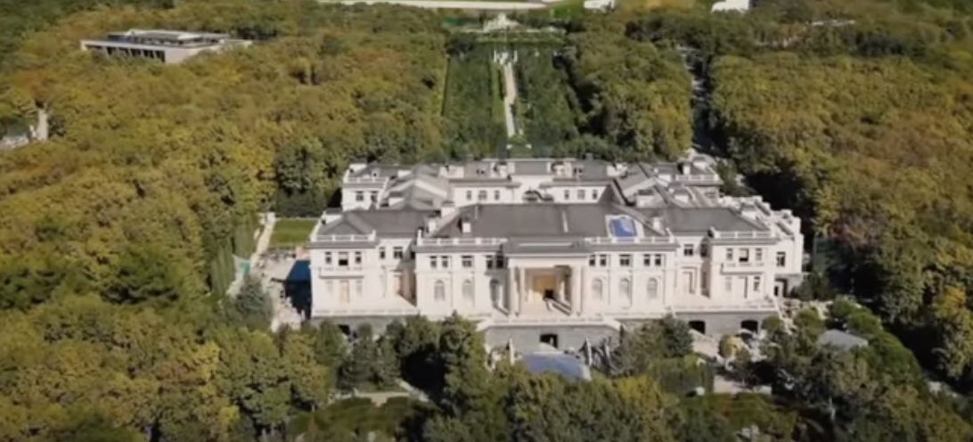 The opulent Putin’s palace on the Black Sea coast is almost finished and must be targeted by the Ukrainian drones. youtu.be/TL0dSaqhfVs?si…