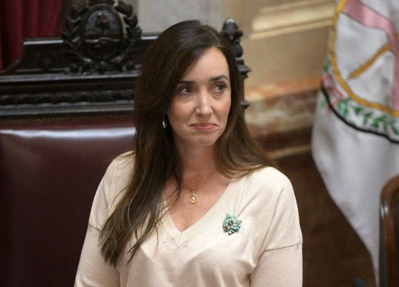 🚨 Javier Milei de viaje en EEUU por 2 días: Vicky Villarruel está al mando del país hasta que vuelva el Javo. Cuidado zurditos, no hagan quilombo. ¿La bancan a Victoria Villarruel? 👇🏻