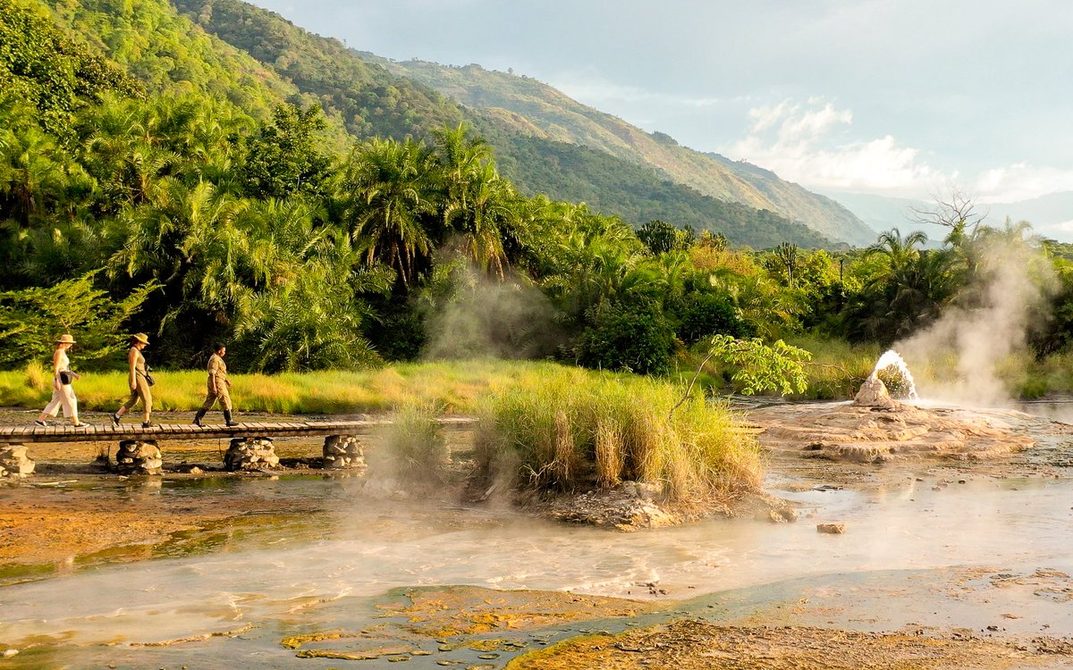 AerolinkUganda's tweet image. Adventure awaits in #Semuliki, where ancient springs whisper secrets of #Uganda&apos;s wild beauty. Charter your flight to Semuliki, where natural wonders and unforgettable experiences await. 📸 - UTB #AerolinkUganda #DiscoverUganda #ExploreUganda  #AdventureTime #MondayMotivation