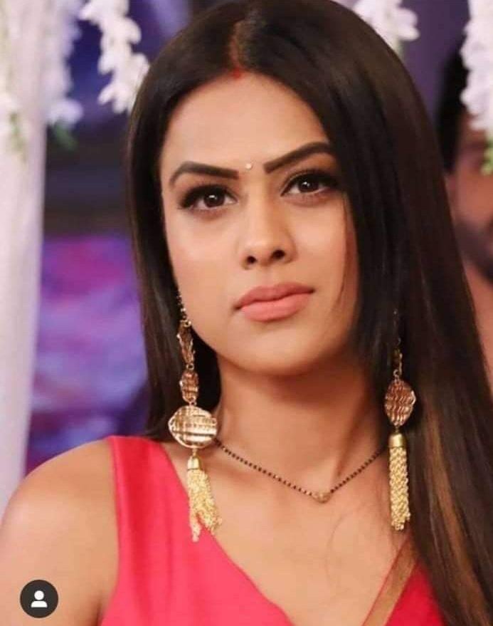 Beauty with brain 
#niasharma #suhaganchudail