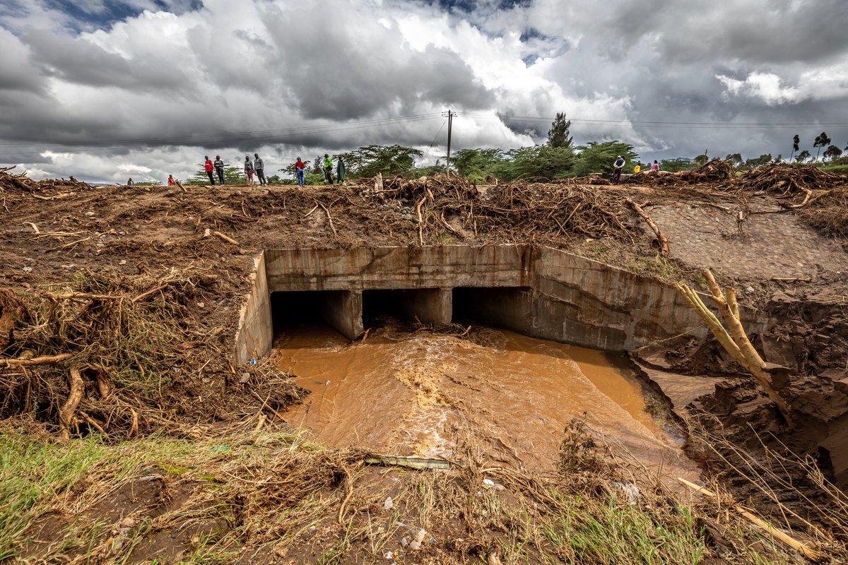 📊 #KenyaFloods2024 Impact from Severe March-April-May Rainfall: - Affected: 227,238 people - Displaced: 42,526 households - Fatalities: 229 - Injured: 164 Rapid respond teams & national responders trained by WHO are coordinating first line response at national & county levels.