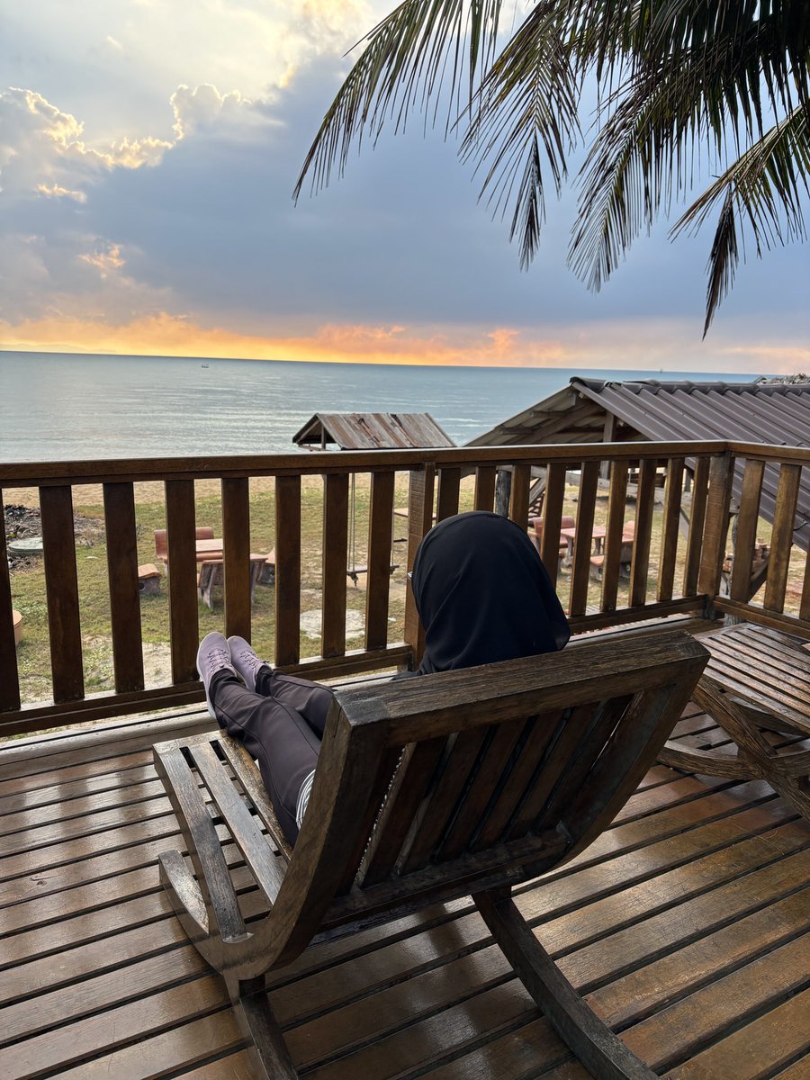 Bukan di Bali tapi di Pantai Penarik, Terengganu. Dengan harga Rm 1++ boleh dapat secantik ini. 

Sumpah tempat dia cantik dan bersih❤️

Beach resort berkonsepkan rumah kampung & keindahan pantai.