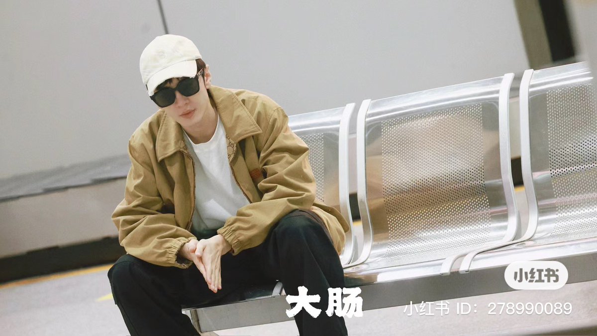 050624 : At Xishuangbanna airport ( Yunnan ) 📸 

From head to toes , he is perfectly shaped 🤎

#ChenZheyuan #陈哲远