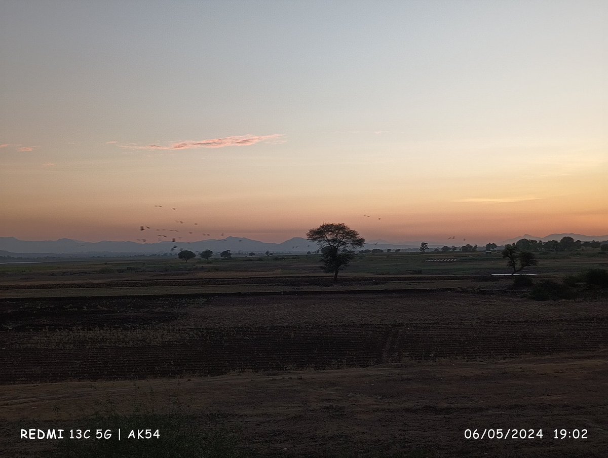 एकाच फ्रेम मधे 'श्री किल्ले पुरंदर आणि श्री किल्ले वज्रगड' #sunsetviews #सांजवेळ @OmkarsClicks