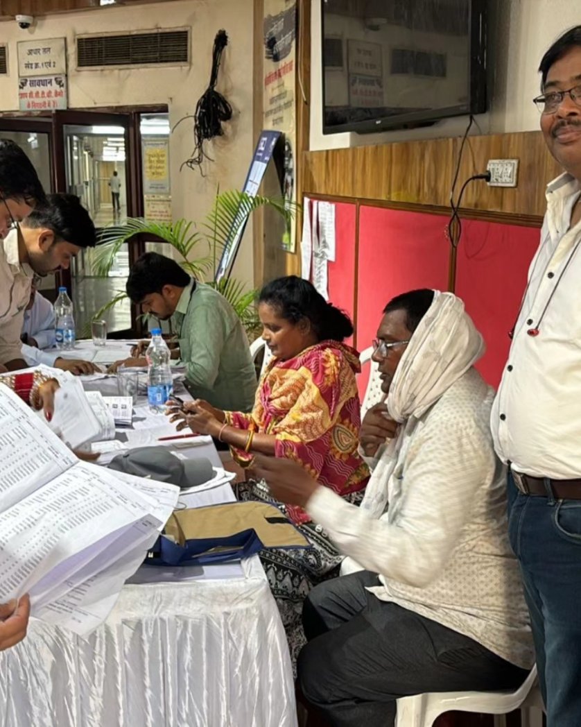 Before the voting tomorrow on 7th May 2024, Block Level Officer (BLO) provided assistance to SECL HQ employees by resolving issues related to voting slips etc. @CoalMinistry @CoalIndiaHQ @ECISVEEP @CEOChhattisgarh @BilaspurDist