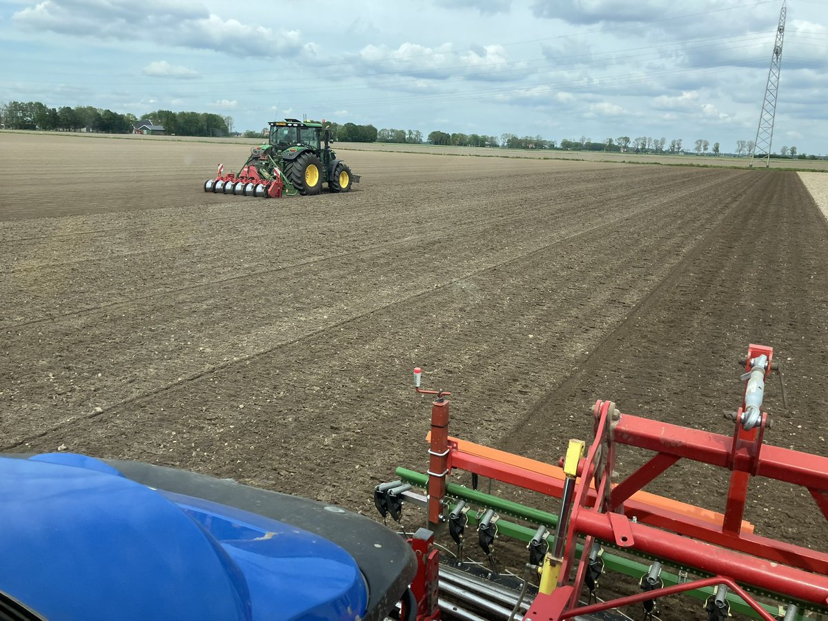 <a href="/MarkRademakers/">Mark Rademakers</a> proberen voor te blijven met witlofland klaarmaken. Loopt mooi na 7 mm afgelopen weekend.