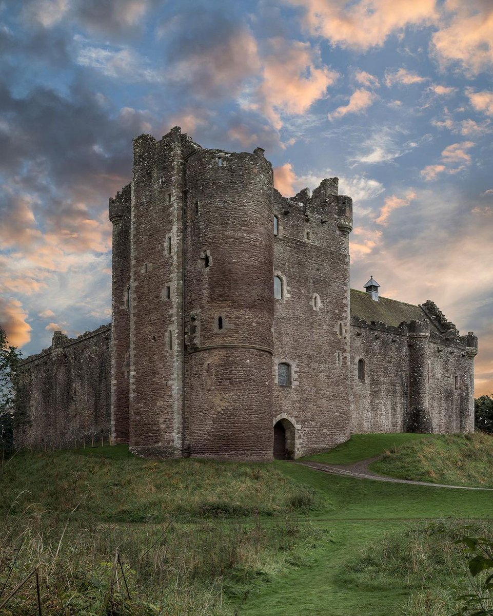 Just 12 miles from our cabins at Strathyre, you'll find Doune Castle - one of Scotland's most famous on-screen castles. Where do you recognise it from? 📺🏰 📸 grahamharrisgraham #visitscotland #hiddenscotland