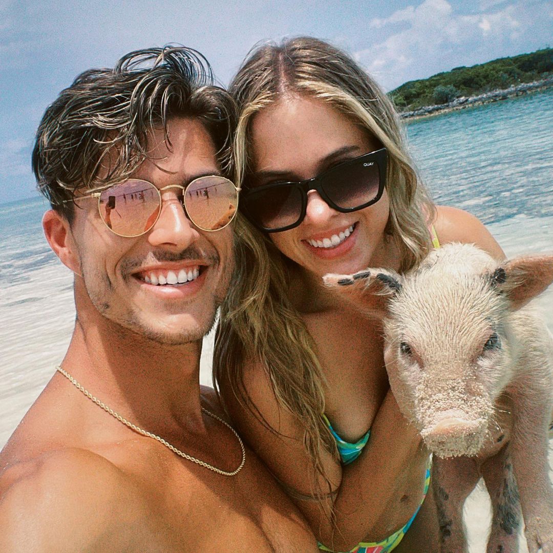 IamChaseRodrigo's tweet photo. Honeymoon went like! ♥️💍🌊🐷 https://t.co/hNEbxcPA8r
