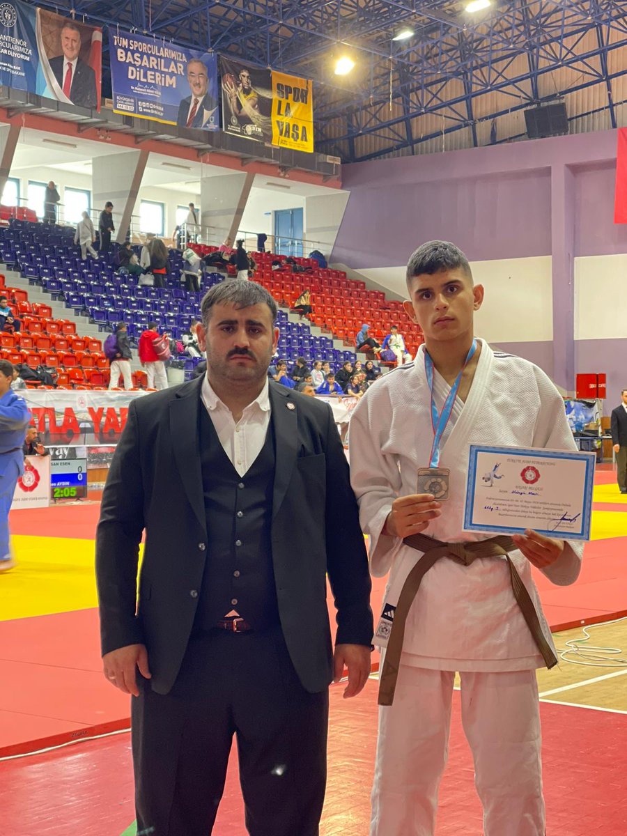 Yıldızlar Judo Türkiye Şampiyonasında sporcumuz Hüseyin Müsri Türkiye üçüncüsü oldu. Romanya’da düzenlenecek olan Balkan Şampiyonasında Milli Takıma seçilerek Avrupa Şampiyonasına gitmeye hak kazandı. Sporcu ve antrenörlerimizi tebrik ediyor, başarılarının devamını diliyoruz.