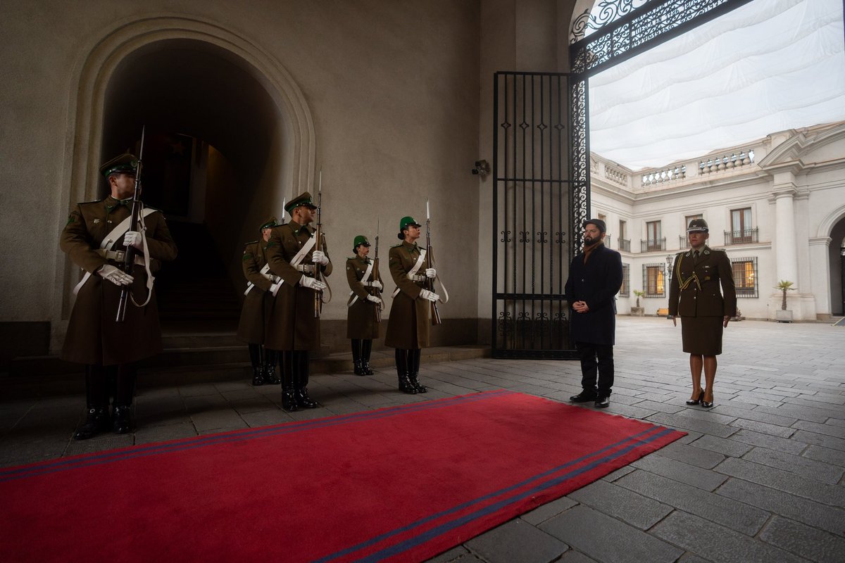 Presidente de la República @GabrielBoric recibe honores de la Guardia de Palacio en su ingreso a La Moneda.