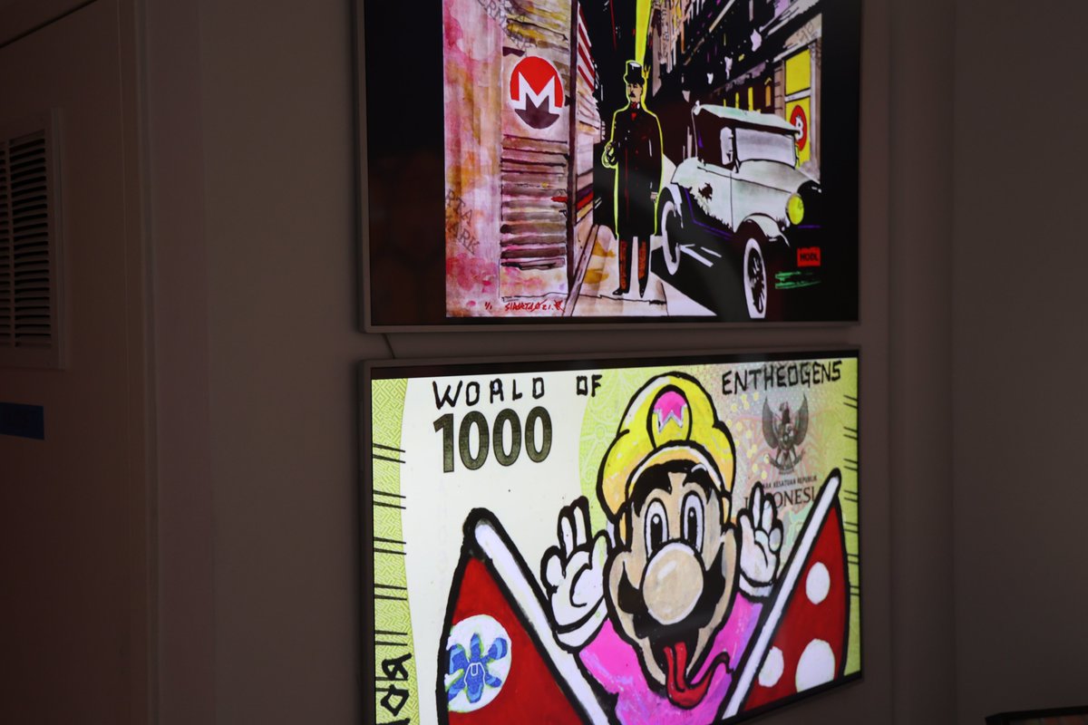 MgkMshrmBrkfst's tweet photo. Photo thread of Cinco de Monero 🪇

The gallery was full of art. @CakeWallet brought jackets for everyone. @InterfaceChiral created a haunting mixed media XMR piece and Melissa Ayr painted Monero logos with her signature color flare. https://t.co/BVJbmwDTz6
