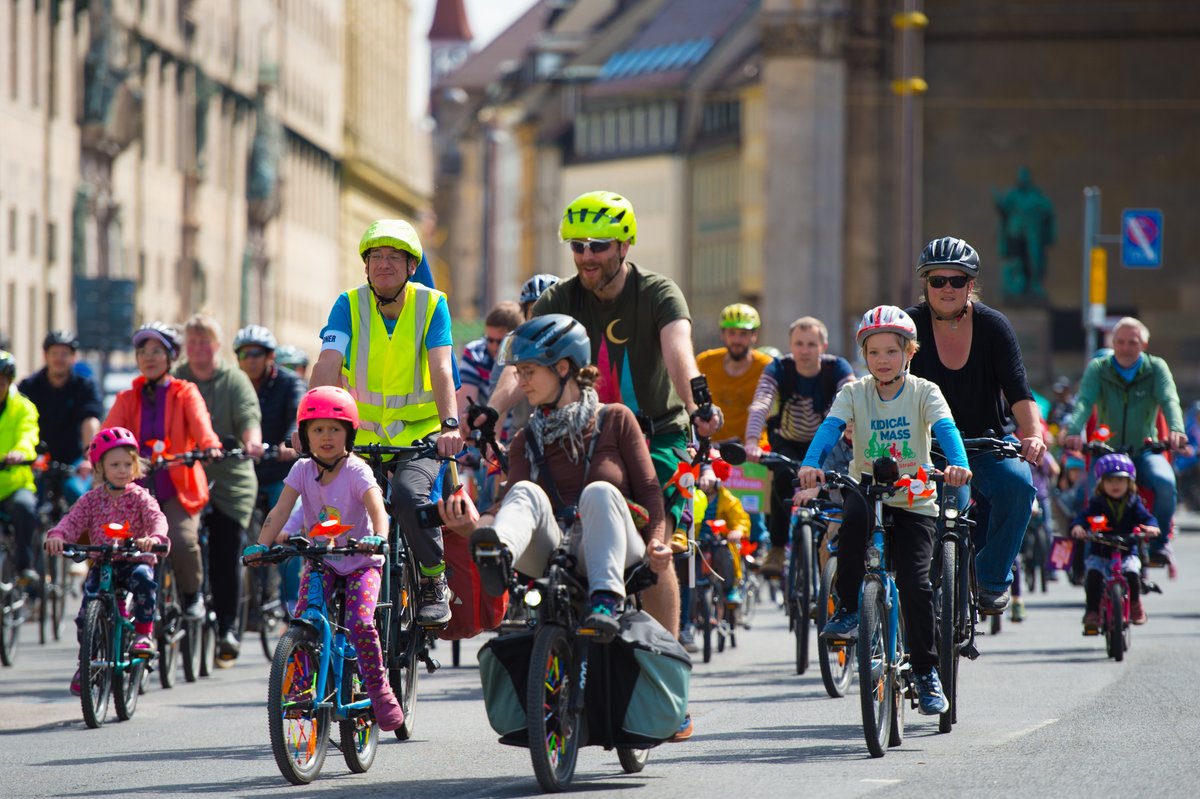 ADFC_Muenchen's tweet image. Yeah! 🥳 Rund  500 kleine und große Menschen 🧡🚴🥰 radelten mit bei unserer Kidical  Mass, am gestrigen Sonntag!👍😃 Unter dem Motto „Straßen sind für alle da!“ demonstrierten  Kinder, Jugendliche und Erwachsene für kinderfreundliche Straßen. 🚴💜🚴🧡🚴Danke an Alle 🙏