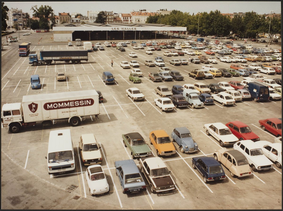 #DimancheArchive 📷 Place de Verdun, les halles provisoires et le parking. Sans date (années 1970). Sources : Archives intercommunales Pau Béarn Pyrénées - 19Fi0254