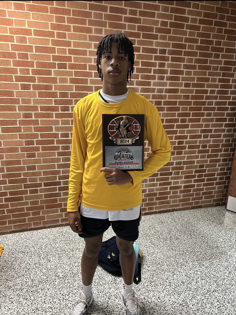 DaveyLewisClips's tweet photo. 2024 @gymratsbball Run &amp; Slam. Confidence is everything! Thank you @Top1Performance for helping me get mine back. @Daveylewis14 https://t.co/K3nyswCY1F