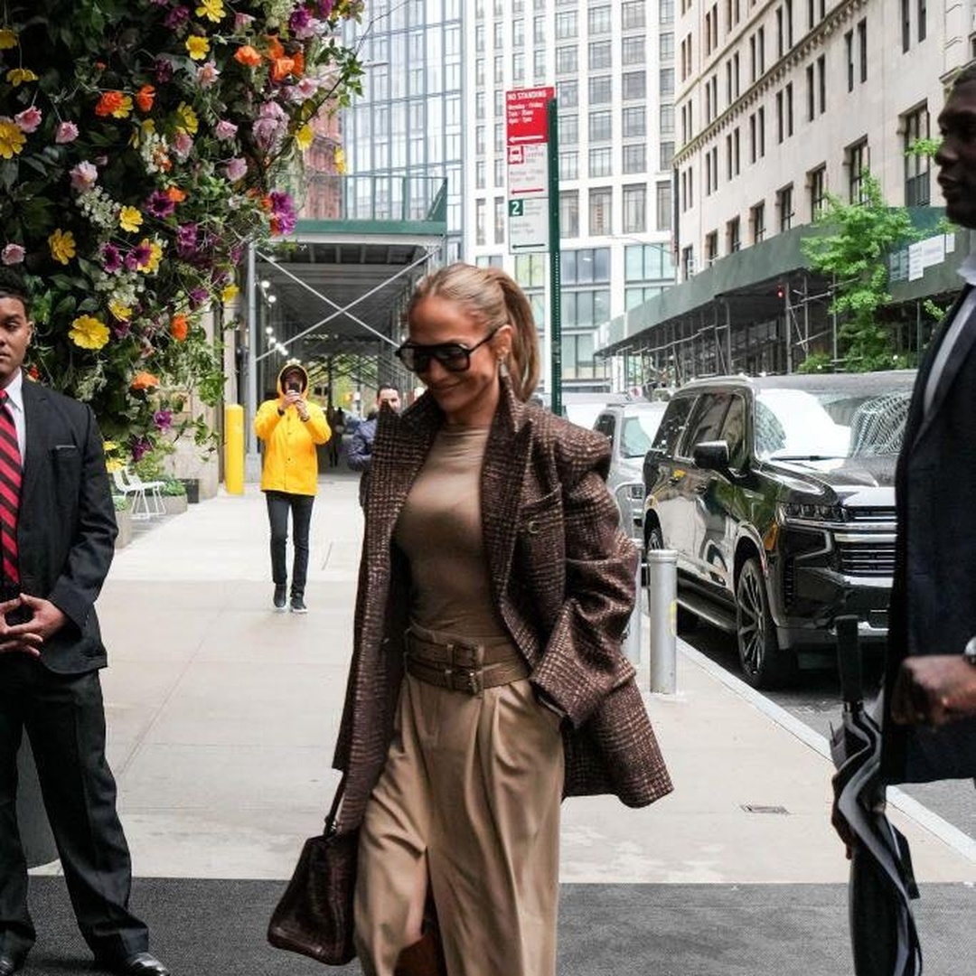 Jennifer Lopez spotted in New York City

More images at: gawby.com/photos/248726

#JLoInNYC #JLoSpotting #NYCStyle #CityLife #CelebSighting #FashionIcon #JLoGlow #NYCAdventures #StarStruck #BigAppleBeauty