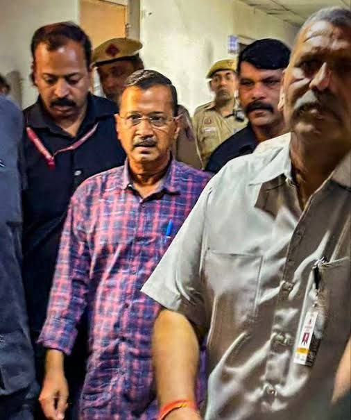 दिल्ली के LG ने केजरीवाल के खिलाफ NIA जांच की सिफारिश... लगता है कि अब केजरीवाल और तिहाड़ का साथ और लंबा होने वाला है। प्रतिबंधित आतंकवादी संगठन 'सिख फॉर जस्टिस' से कथित तौर पर राजनीतिक फंडिंग लेने का है आरोप आम आदमी पार्टी के उपर, एलजी सक्सेना को शिकायत मिली कि अरविंद…