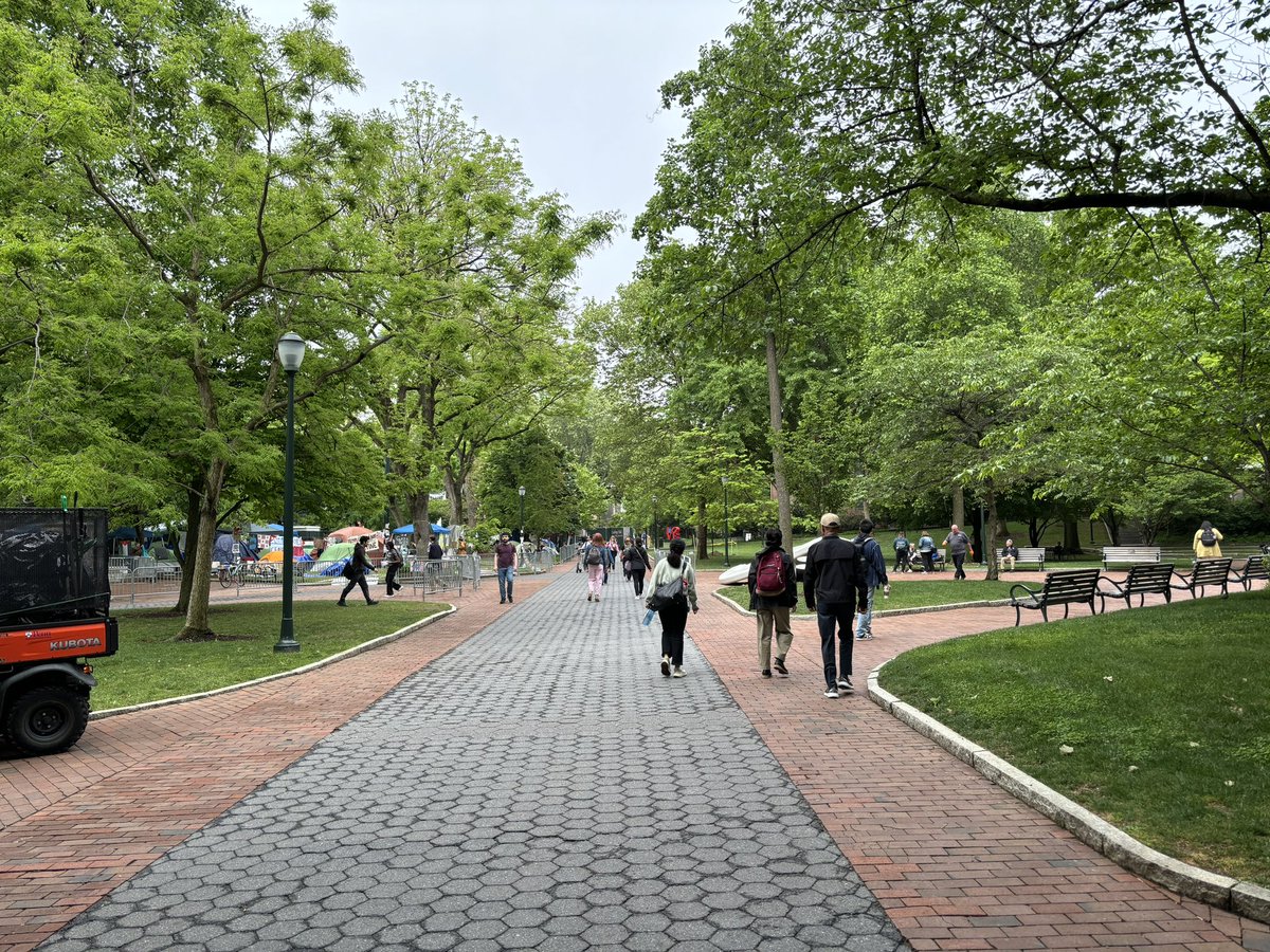 Just visited my first encampment, at Penn since I happen to be in town. Gonna do a little thread of my impressions. First, as you can see, ordinary campus life carries on around it undisturbed.
