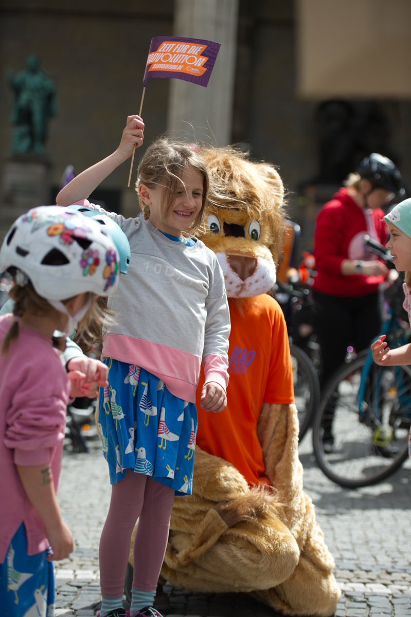 ADFC_Muenchen's tweet image. Yeah! 🥳 Rund  500 kleine und große Menschen 🧡🚴🥰 radelten mit bei unserer Kidical  Mass, am gestrigen Sonntag!👍😃 Unter dem Motto „Straßen sind für alle da!“ demonstrierten  Kinder, Jugendliche und Erwachsene für kinderfreundliche Straßen. 🚴💜🚴🧡🚴Danke an Alle 🙏