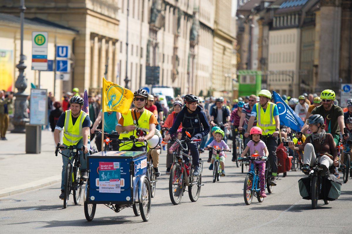 ADFC_Muenchen's tweet image. Yeah! 🥳 Rund  500 kleine und große Menschen 🧡🚴🥰 radelten mit bei unserer Kidical  Mass, am gestrigen Sonntag!👍😃 Unter dem Motto „Straßen sind für alle da!“ demonstrierten  Kinder, Jugendliche und Erwachsene für kinderfreundliche Straßen. 🚴💜🚴🧡🚴Danke an Alle 🙏