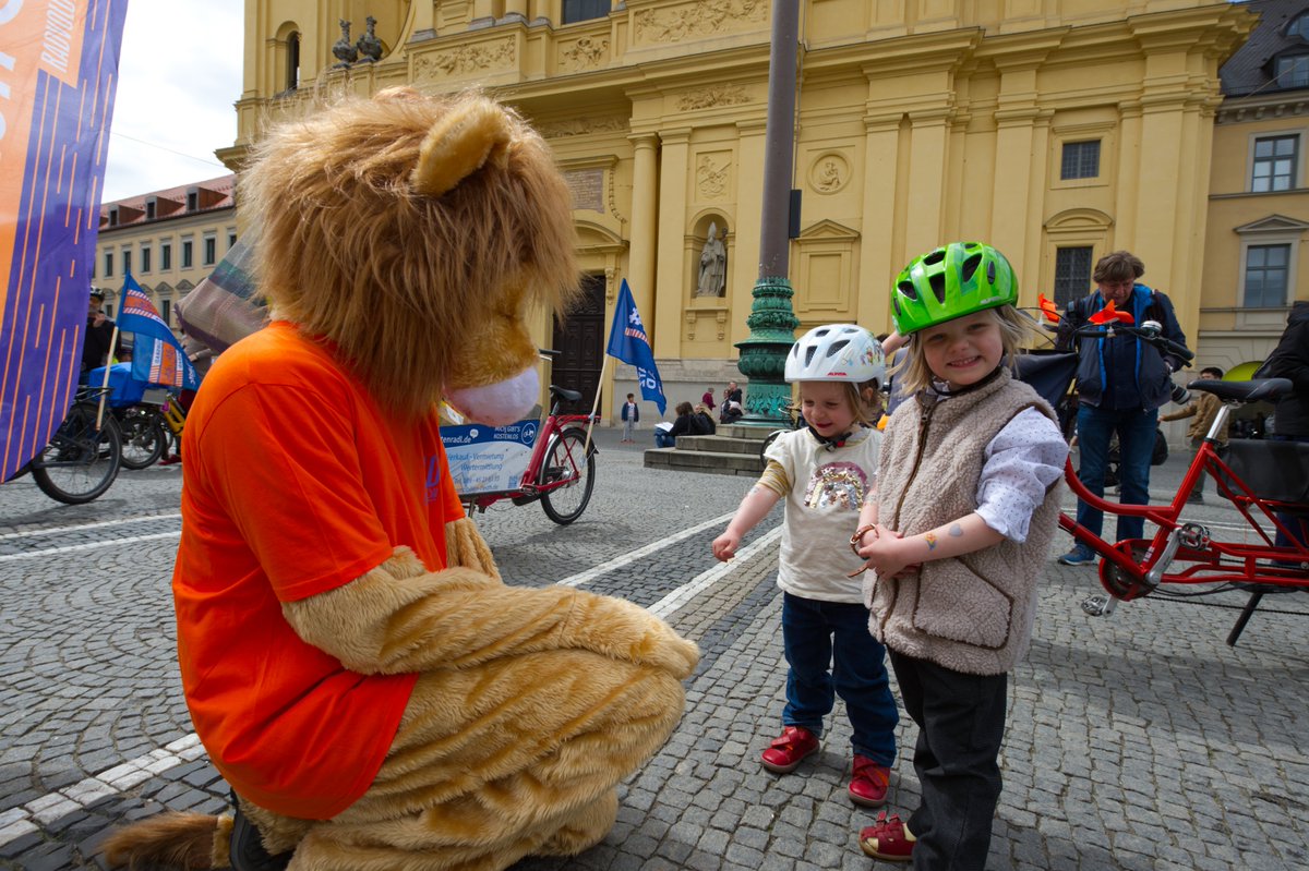 ADFC_Muenchen's tweet image. Yeah! 🥳 Rund  500 kleine und große Menschen 🧡🚴🥰 radelten mit bei unserer Kidical  Mass, am gestrigen Sonntag!👍😃 Unter dem Motto „Straßen sind für alle da!“ demonstrierten  Kinder, Jugendliche und Erwachsene für kinderfreundliche Straßen. 🚴💜🚴🧡🚴Danke an Alle 🙏