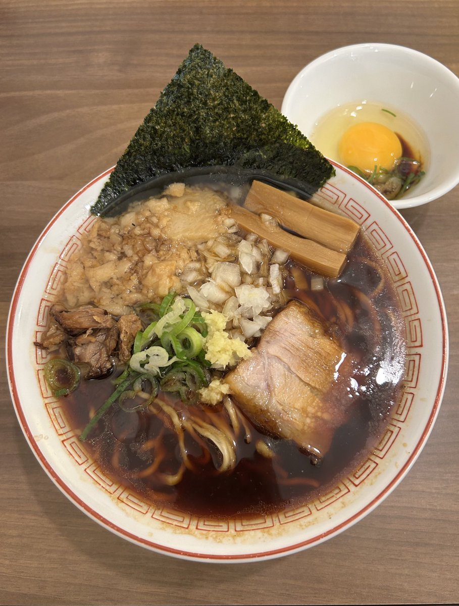 柏 濃麺や ３９名 【柏市南増尾】
ラーメン
背脂、すき焼き、生姜（無料）

仲良し麺友さんと行く🎶気まぐれ麺旅🍜
一杯目は初訪問の39名さん🔰
濃い〜色のスープだけど塩味は程よくスッキリした味わいでめっちゃ美味しい😆背脂がもぅたまらん💕😍すき焼き風に食べる麺も最っ高👍✨

ご馳走様でした🙏