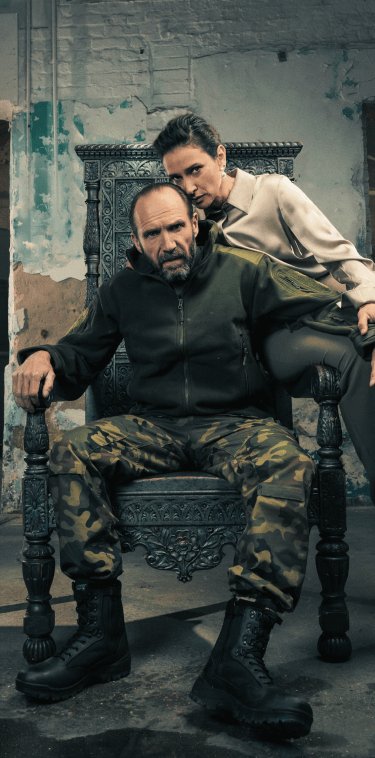 For #MacBeth the game is lost...Job curses his birth: death will not save him.
This play is bathed in two colours. Blood Red and a hollow darkness & #Shakespeare moves from a mood of horror to anxiety
& this intoxicating performance was remorseless ...
#RalphFiennes doesn't...