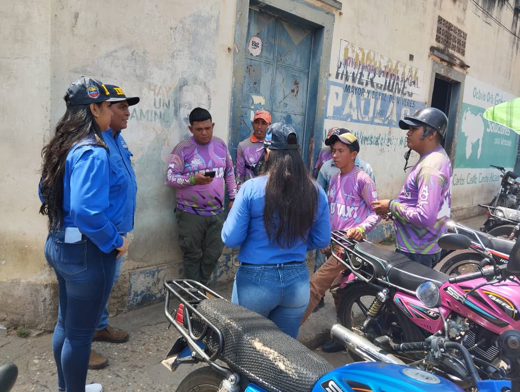 #Educacion| INTT Zaraza en compañía de la @PNBVzla, dan charlas de concientización a motorizados que circulan sin el casco protector. #PatriaSeguraConNico