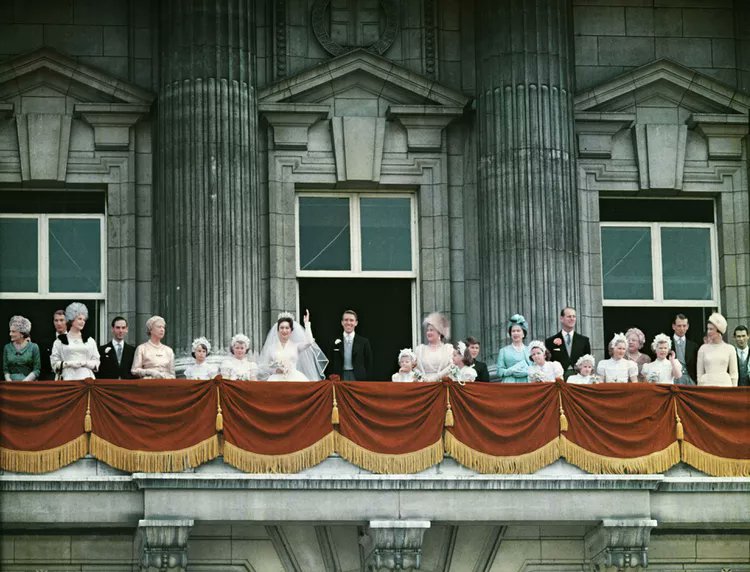 On May 6, 1960, Princess Margaret once again made history on her wedding day by having the first ever royal wedding to be televised for the world to watch (300m Watched) & The first time that a King's daughter had married a 'commoner' in 400 years
#BritishRoyalFamily #Monarchy
