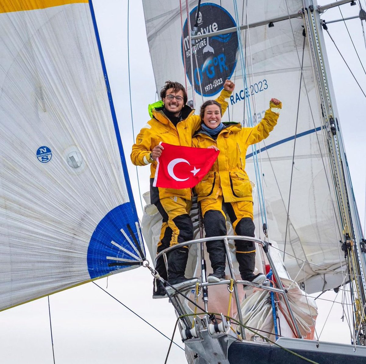 Tanıştırayım, Ezgim Mıstıkoğlu ve Derin Deniz Bınaroğlu  @Translated_9 yelkenlisi ile @oceangloberace’da yarışan iki Türk genci! 
OGR, dünyanın en zorlu ve prestijli 8 ay süren yelkenli yarışlarlarıdır. 

Tebrikler👏⚓️🧿