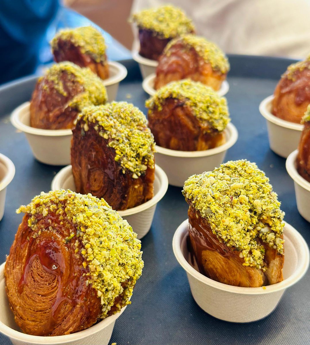 El campeón nacional de 2023, Teo Rodríguez del restaurante <a href="/trasto_gastro/">trasto</a> ha mostrado la tapa ganadora ‘Pucela Roll’ en compañía de chef sevillanos participantes <a href="/depikofino/">depikofino</a> y <a href="/HRMANOLOMAYO/">Restaurante Manolo Mayo</a>.