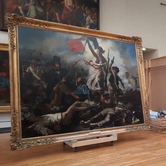 🇫🇷 'La Liberté guidant le peuple' d’Eugène Delacroix est de retour au Louvre après 6 mois de restauration ! Le tableau a été nettoyé des 'couches jaunâtres' de vernis, de 'la crasse' et de 'la poussière' accumulés sur la toile depuis des années ! 🖼️ (Le Parisien)

📸 Anne Chepeau