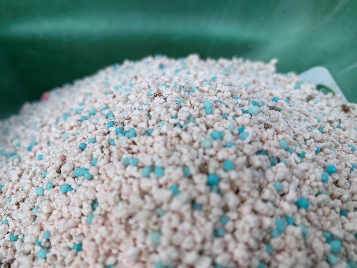 MiamiDadeRER's tweet photo. #FertilizerAwarenessWeek is on! 🌱
Did you know that the excess of nutrients in our waterways, such as those found in fertilizers, affects the health of our bay? That’s why #OurCounty’s fertilizer ordinance restricts their use. Read about the restrictions: https://t.co/ZcAUcAJgwQ https://t.co/wbrdwrPlUc