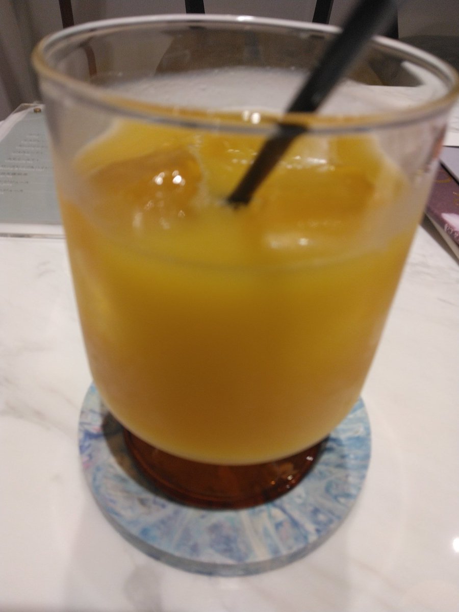 マンゴーとオレンジのミックスジュース
