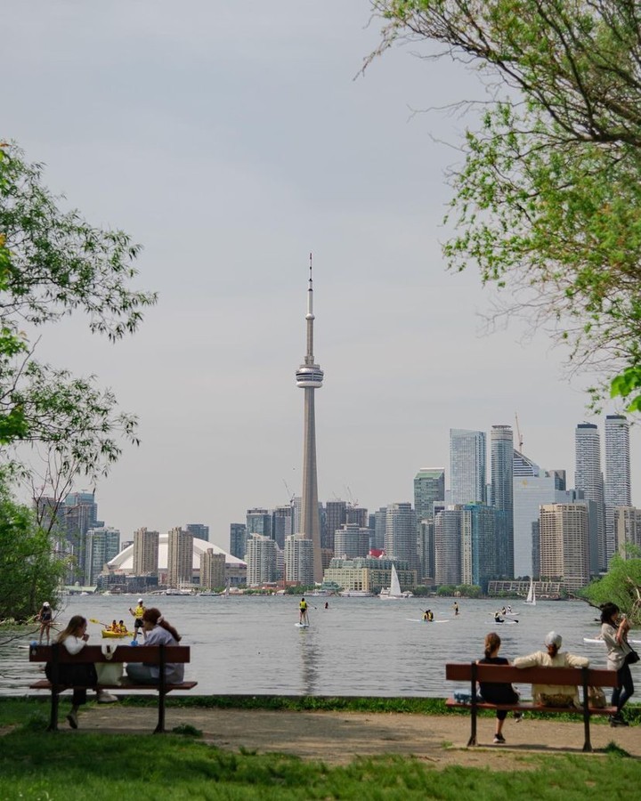 Today is Great Lakes Awareness Day, and it's one of our favourite days of the year! ⛱️ ✨ 🌊 For water-based activities you can enjoy on Toronto's Harbour: bit.ly/3JJOyVG Prefer to stay on land? Spend the day at a waterfront patio! 📸 eagle.hawks.eyes on IG