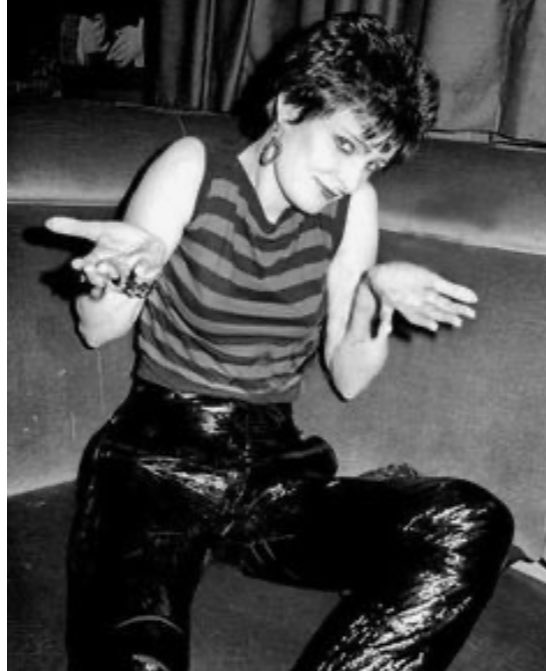 Bank Holiday here today + the weather's not great so #Siouxsie and me not sure what to do.... maybe just put on some records and relax! Have a good week all! 🍻🖤 @NewWaveAndPunk @phatalstu @andreag67 @FatOldAnarchist @Philak282 @_Hayley_8_ @LynnBenson28 📸Simon Barker