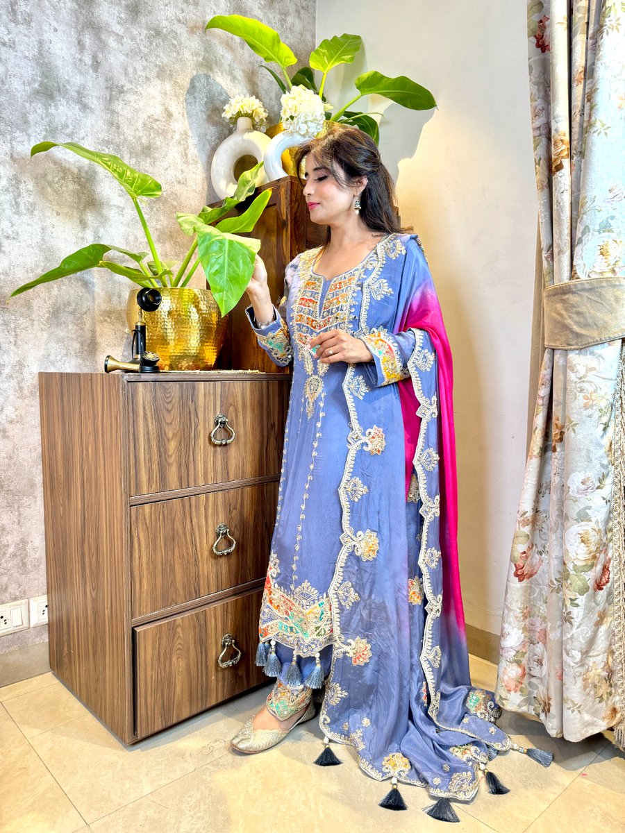 Never underestimate the power of a good outfit. Tailor your style to perfection and let your personality shine through every stitch.
#khatuba #khatubaofficial #queen_is_the_new_king #eleganceineverythread #uniquedesign #desiwear  #fashionaddict #traditionalstyle #ethnicwear